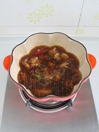 姬松茸炖土鸡,将之前泡姬松茸的水倒入锅内(如果水量不够多,可以再添加些清水)。盖上锅盖炖煮至鸡块六七成熟(大概炖了30分钟)。