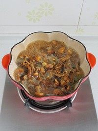 姬松茸炖土鸡,放入姬松茸,加盐调味后,继续炖煮20分钟左右,炖至鸡块软烂入味就可以了。