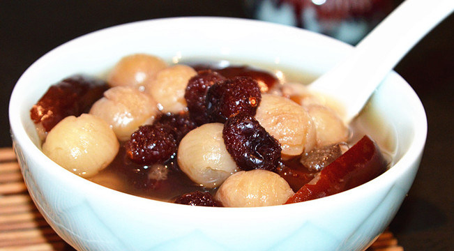 蔓越莓红枣桂圆糖水,装碗,即可食用