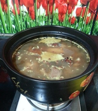 萝卜牛腩,加入清水,大火烧开,慢火炖制3小时。
