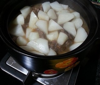 萝卜牛腩,放入<a style='color:red;display:inline-block;' href='/shicai/ 24'>萝卜</a>煮烂入味即可。