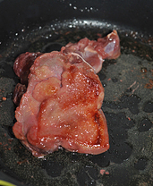 叉烧烤鸭腿,先把有皮的一面煎到表皮收紧,再翻面煎到另一面也变色收紧。