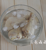 简版葱油鸡,把蒸好的鸡腿用冷水冲凉后,浸入冰水中。