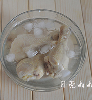 简版葱油鸡,把蒸好的鸡腿用冷水冲凉后，浸入冰水中。