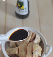 简版葱油鸡,鸡腿凉透后,切块装盘,浇上一汤匙<a style='color:red;display:inline-block;' href='/shicai/ 788'>生抽</a>,撒上葱花和红椒丝。
