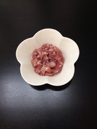 蚕豆肉丁酸菜炒笋,肉丁加料酒、盐、生抽各少许腌制20分钟。