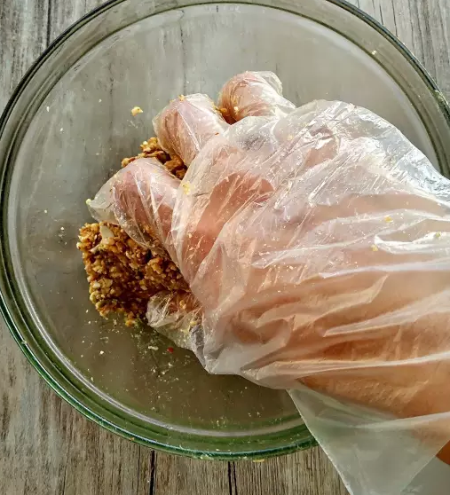 燕麦坚果能量棒,用手揉捏,使各食材充分捏合起来。如果干燥不好捏的话,在过程中适当加点<a style='color:red;display:inline-block;' href='/shicai/ 865'>蜂蜜</a>即可