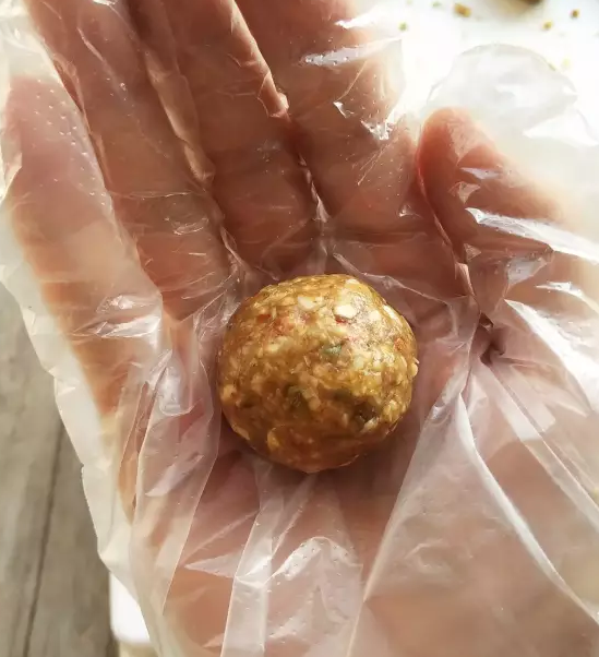 燕麦坚果能量棒,取出一部分,揉成圆球状。