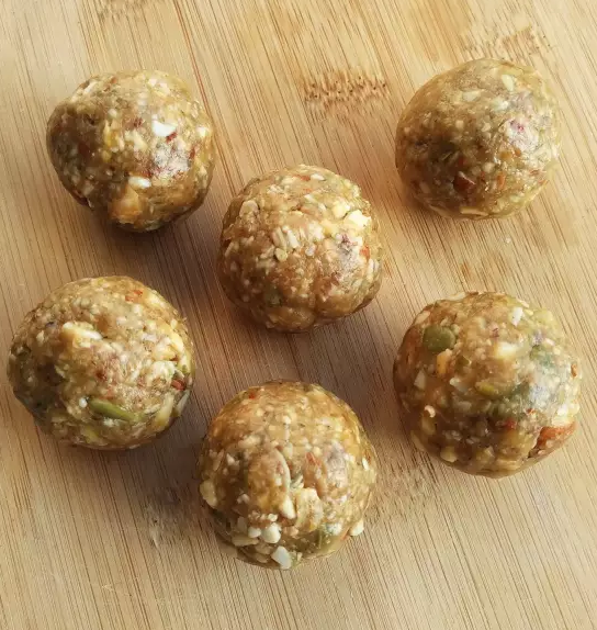 燕麦坚果能量棒,总共差不多150g,我把它分成六等分,每个燕麦坚果球的重量是25g,普通及减脂人群一天吃一两颗就可以了,这也是比较理想的坚果推荐摄入量。