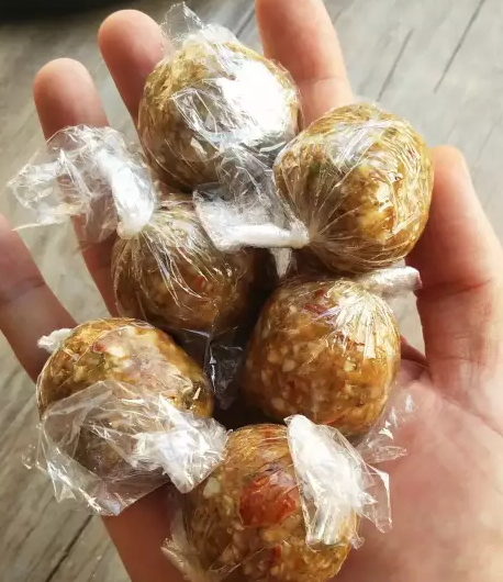 燕麦坚果能量棒,为了方便储存,我把每颗能量球用保鲜膜给包起来了。当然你也可以直接放到一个密封保鲜盒里,然后放到冰箱里存放。