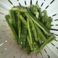 凉拌仙人掌,把仙人掌切成长条,放清水里泡,多洗几次把黏液去除。