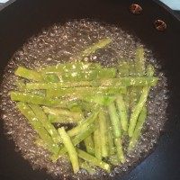 凉拌仙人掌,烧开水,放点油和盐,将仙人掌煮到变黄色,这时涩味基本去除。放入清水再冲洗一次,黏液在医学上称之为玉芙蓉可以食用。