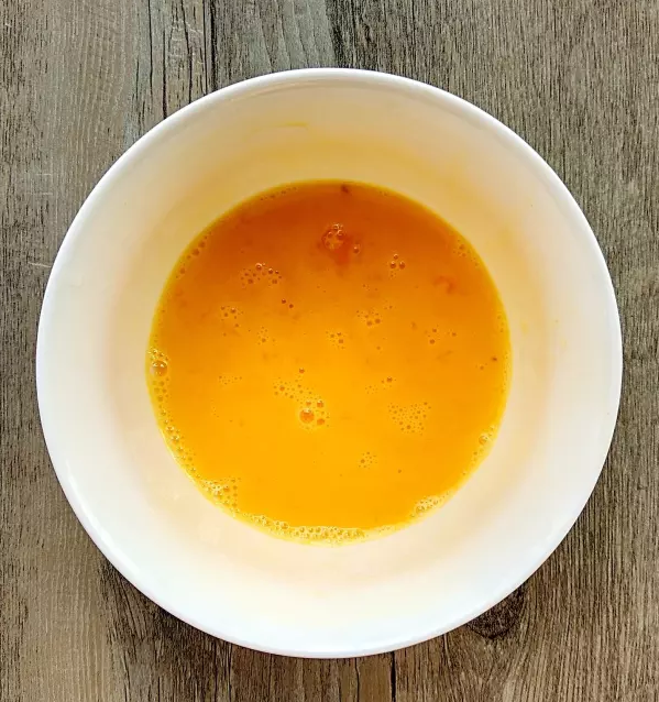 紫菜蛋汤,<a style='color:red;display:inline-block;' href='/shicai/ 9'>鸡蛋</a>磕入碗中,打散滑开