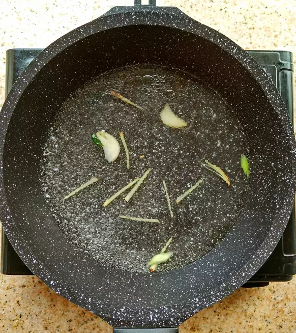 紫菜蛋汤,倒入热开水,沸腾起来以后,火可以转小一点