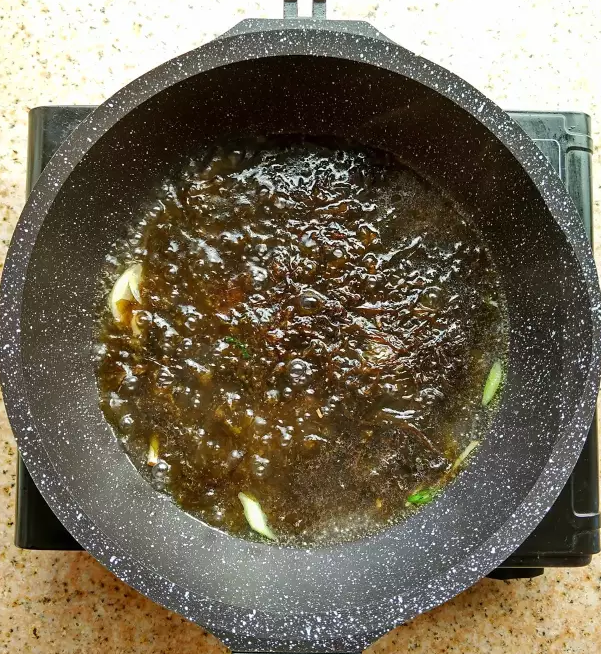 紫菜蛋汤,加入一块<a style='color:red;display:inline-block;' href='/shicai/ 273'>紫菜</a>,有人习惯先清洗泡一泡后再放,我为了节省时间直接放了。这样煮它个一两分钟