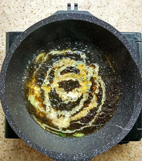 紫菜蛋汤,将蛋液倒入锅中,可以学我这样倒出几个圈圈出来,分布的均匀。这个时候不要去搅拌,稍微煮个几十秒,待差不多凝结了