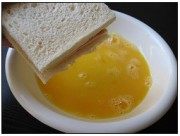 西多士,铺好后,再盖另一片吐司,双面蘸蛋液