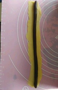 猫爪曲奇饼干,另外的60克原味面团分成三等份,可可面团也分成三等份。取一份可可面团揉成长条,取一份原味面团揉长再擀成面片,包裹住可可面团。用同样的方法做好另外两份。把所有揉好的面,用保鲜膜包好,放进冰箱冷冻30分钟。