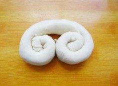 椒盐葱油饼,卷成长条后从两次卷起变成眼镜状