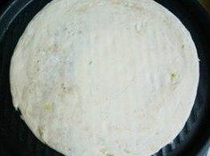 椒盐葱油饼,锅中涂油,烙至鼓泡翻面