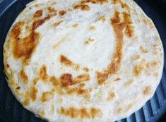 椒盐葱油饼,双面金黄后出锅(这里用的电饼铛)