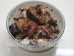 豉汁蒸鲶鱼,将煮好的豉汁倒入碗内,加入鲶鱼块拌匀,腌制15分钟。