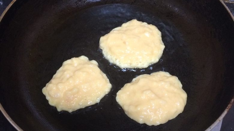 宝宝鱼泥饼,平底锅，油热后，用勺子将混合好的肉泥平铺成圆形(不要太厚)放入锅内，煎至金黄色
