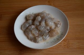 茄汁卤豆腐,<a style='color:red;display:inline-block;' href='/shicai/ 287'>虾仁</a>切成碎粒,加一点盐,料酒,淀粉水拌匀。