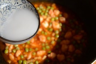 茄汁卤豆腐,转大火,淋入淀粉水勾芡。