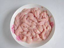 小肠灌葱,把小肠的正面清洗干净以后翻出反面,先用清水清洗2遍,然后放在较大的盆里,加入适量食用油和干淀粉(这时候盆里不加水),不停的抓洗,会洗出很多粘稠物,用清水洗净。如此反复3到4遍。再把小肠对齐水龙头冲洗干净原来的正面。(因为在洗反面的时候,不停的抓洗,肯定会漏到小肠里面)。