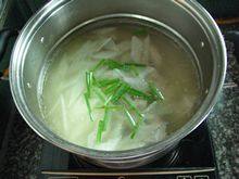 小肠灌葱,继续煮20分左右至熟,调入少许鸡精即可。(鸡精也可以不加)