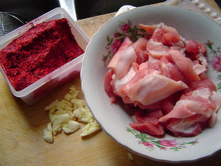 红糟肉,食材大集合，<a style='color:red;display:inline-block;' href='/shicai/ 428'>五花肉</a>切成片，蒜头剁碎