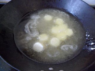 铁板日本豆腐,锅中油烧热后,放入沾满淀粉的日本豆腐。