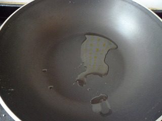 铁板日本豆腐,另取一锅,倒少量的油烧热。