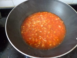 铁板日本豆腐,倒入适量的热水放盐调味,煮开。