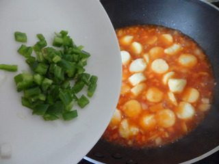 铁板日本豆腐,倒入欠汁,烧至浓稠后,放入<a style='color:red;display:inline-block;' href='/shicai/ 61'>青椒</a>碎炒匀。放入适量鲜鸡汁后用小火保温。