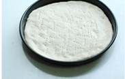 黑椒鲜虾彩椒披萨 ,披萨盘抹少量的油,将面饼放进披萨盘,表面用叉子扎上小孔。