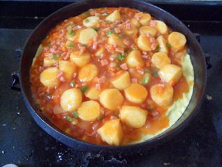 铁板日本豆腐,倒入调好味的铁板豆腐,关火。