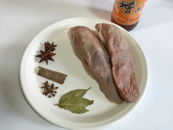 糟卤门腔,准备好材料,<a style='color:red;display:inline-block;' href='/shicai/ 819'>糟卤</a>超市有瓶装的购买