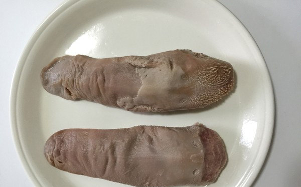 糟卤门腔,开水烫一下猪舌表面,剥取表面白膜