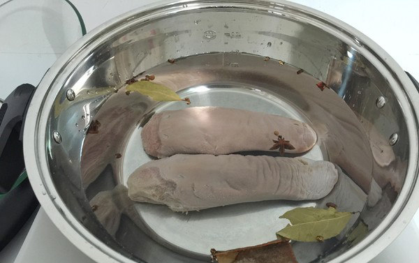 糟卤门腔,在锅内加入所有香料和猪舌,注入清水至锅壁2升刻度位置