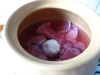 改良版新加坡肉骨茶,整只<a style='color:red;display:inline-block;' href='/shicai/ 2794'>大蒜</a>稍微撕去外皮后放入茼骨中,一起炖