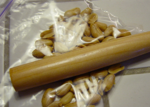 宜宾燃面,将油炸花生仁放入保鲜袋中,用擀面杖将其碾碎,也可用石臼将其捣碎;葱去老叶根须洗净切成葱末,<a style='color:red;display:inline-block;' href='/shicai/ 2794'>大蒜</a>去皮洗净切成蒜末