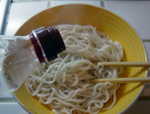 宜宾燃面,将面条盛入盘中,倒入<a style='color:red;display:inline-block;' href='/shicai/ 847'>香油</a>拌匀,使面条互相不粘连