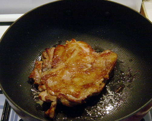 鱼香煎鸡腿,鸡腿一面煎好后翻面煎另一面,煎好以后取出待用。