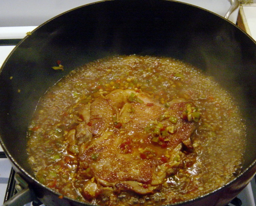 鱼香煎鸡腿,放入煎好的鸡腿一起煮,用锅铲铲起汤汁不断浇在鸡腿上,使鸡腿入味,煮1-2分钟。