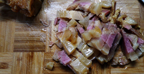 萝卜干炒腊肉,<a style='color:red;display:inline-block;' href='/shicai/ 436'>腊肉</a>提前煮熟或蒸熟,切小丁待用