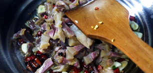 萝卜干炒腊肉,倒入腊肉炒到出香出油,放入尖椒圈炒软