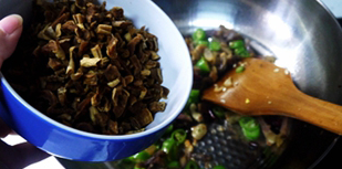 萝卜干炒腊肉,加入切碎的萝卜干,加少许盐和<a style='color:red;display:inline-block;' href='/shicai/ 762'>老抽</a>调味,继续炒3-5分钟,这个过程里可以放少少的水让萝卜干更好吸收汤汁入味
