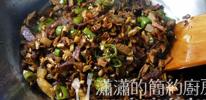 萝卜干炒腊肉,感觉萝卜干已经匀匀的挂上了一层汤汁,但锅里也没有太多汤水时,即可关火出锅